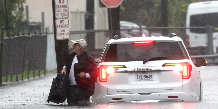 В Нью-Йорке за несколько часов выпала месячная норма осадков. В городе объявили режим ЧС