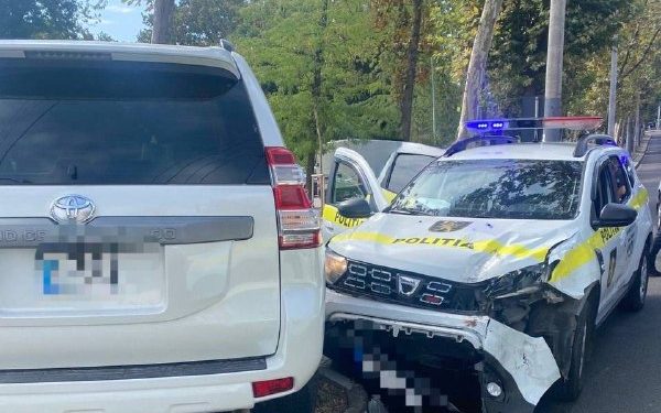 În Capitala s-a produs un accident rutier cu implicare unui echipaj al Poliției