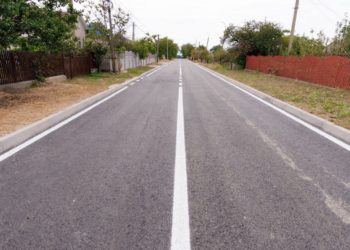 Un tronson al străzii centrale din satul Maximovca, aflat într-o stare deplorabilă, a fost renovat: „Mulți copii nu puteau ajunge la școală, mergeam şi ne rupeam picioarele, mașinile se defectau” | VIDEO