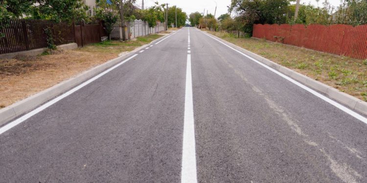 Un tronson al străzii centrale din satul Maximovca, aflat într-o stare deplorabilă, a fost renovat: „Mulți copii nu puteau ajunge la școală, mergeam şi ne rupeam picioarele, mașinile se defectau” | VIDEO