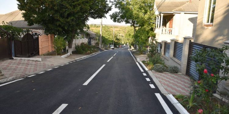 Drum asfaltat calitativ în Orhei, într-un timp record: Locuitorii străzii Vişinilor din sectorul Lupoaica pot, în sfârşit, să meargă pe artera reparată și iluminată: „Proiecte care le facem pentru urmașii noștri” | VIDEO