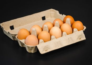 Atenție, consumatori! Ouă cu salmonella, depistate pe rafturile magazinelor de către inspectorii ANSA