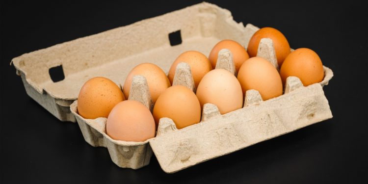 Atenție, consumatori! Ouă cu salmonella, depistate pe rafturile magazinelor de către inspectorii ANSA