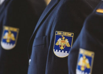 Сотрудники Таможенной службы при досмотре на почте посылки из США обнаружили крупную сумму в валюте и кольцо | VIDEO