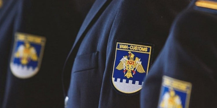 Сотрудники Таможенной службы при досмотре на почте посылки из США обнаружили крупную сумму в валюте и кольцо | VIDEO