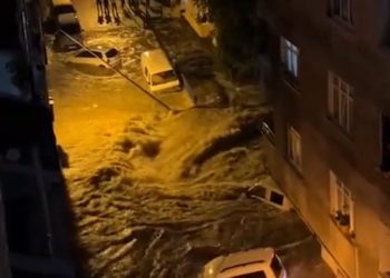 Пригород Стамбула затопило из-за сильного ливня