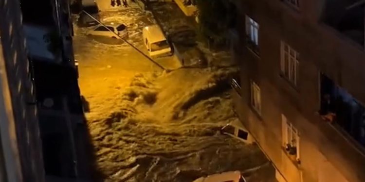 Пригород Стамбула затопило из-за сильного ливня