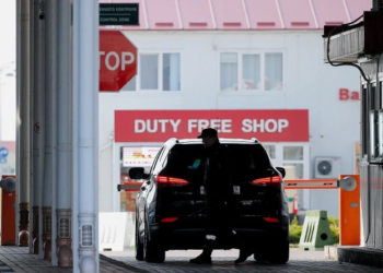 Еврокомиссия подтвердила, что въезд в страны ЕС на легковых автомобилях, зарегистрированных в РФ, будет расцениваться как запрещенный импорт