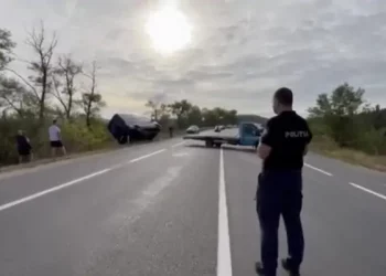 Accident matinal în apropiere de Bălți. Un microbuz s-a inversat