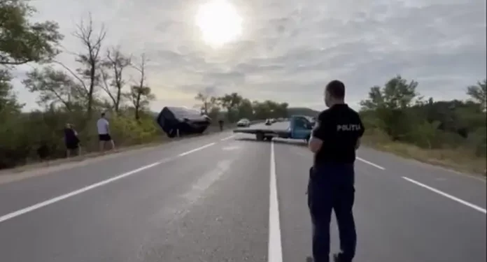 Accident matinal în apropiere de Bălți. Un microbuz s-a inversat