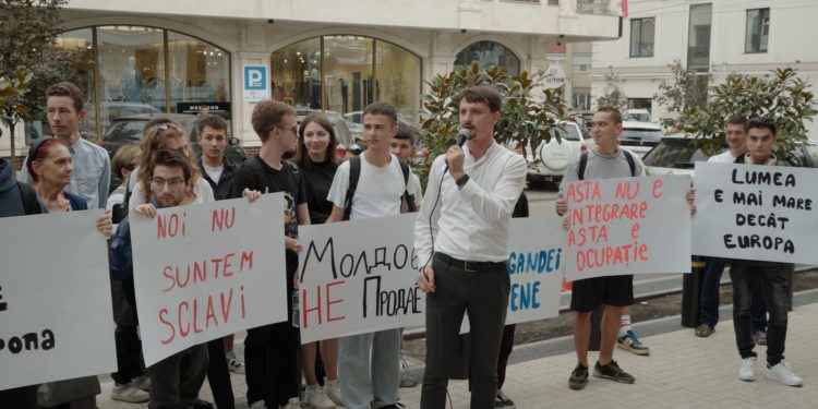 „Lumea este mai mare decât Europa!”. Printr-un miting, partidul ”Renaștere” a cerut Uniunii Europene să nu încalce suveranitatea Moldovei și să nu impună agenda sa | VIDEO