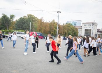 Un grup de tineri de la diferite instituții de învățământ au participat la un flashmob, organizat în fața Guvernului. Ce mesaj au avut de transmis | VIDEO