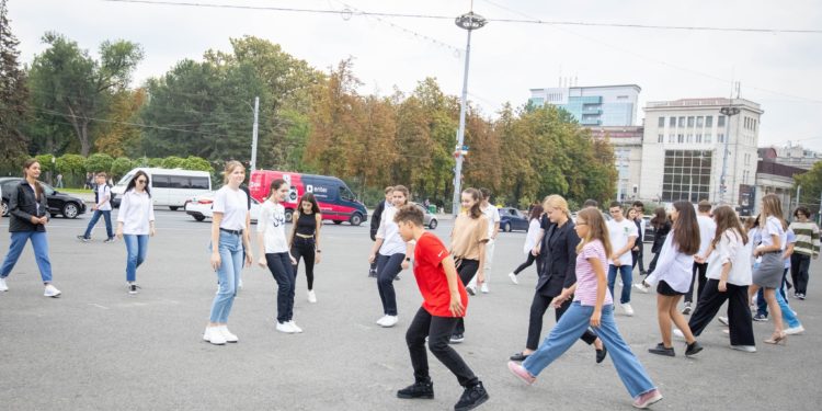 Un grup de tineri de la diferite instituții de învățământ au participat la un flashmob, organizat în fața Guvernului. Ce mesaj au avut de transmis | VIDEO