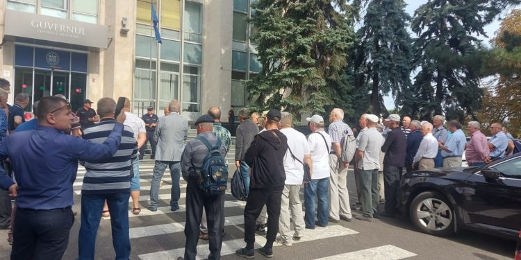 Protest în fața Guvernului: Veteranii războiului de la Nistru au cerut „îndeplinirea urgentă” a unui șir de revendicări | VIDEO