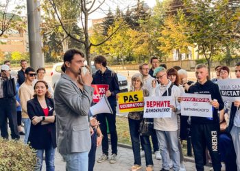 „Nu au nicio dovadă, este un dosar politic”. Activiștii Partidului Renaştere au organizat un protest în faţa Procuraturii Anticorupţie, exprimându-și solidaritatea și sprijinul față de membrii formațiunii | VIDEO