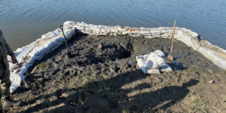 Componenta cu explozibil a rachetei prăbușite în lacul Hârbovăț a fost detonată. Zona a fost izolată | VIDEO