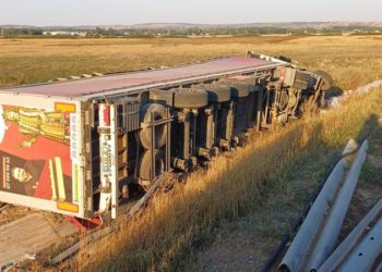 România: Un TIR din Republica Moldova a distrus 120 metri liniari de parapet și 40 indicatoare după explozia unei anvelope