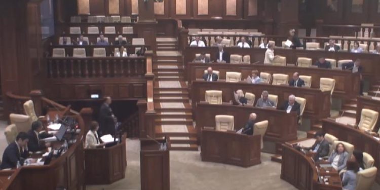 BCS a părăsit, din nou, şedința Parlamentului. Gherman: Este lipsă de respect. Bătrîncea toate sesiunile le începe prin a se plânge