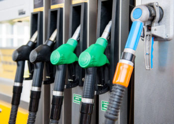 Carburanții continuă să se scumpească: Prețul la motorină trece pragul de 24 de lei. Cât va costa litrul de benzină | VIDEO