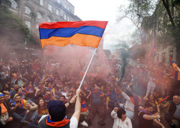 В центре Еревана начались протесты из-за обстрелов в Карабахе