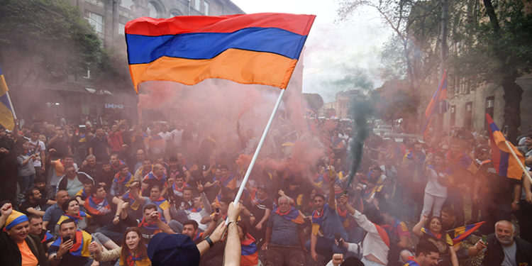 В центре Еревана начались протесты из-за обстрелов в Карабахе