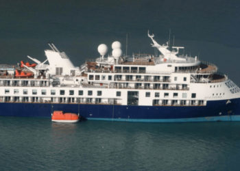 Круизный лайнер с 200 пассажирами на борту застрял в одном из фьордов Гренландии