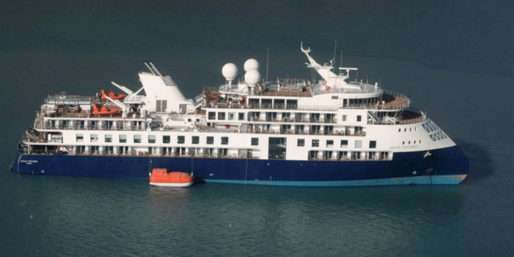 Круизный лайнер с 200 пассажирами на борту застрял в одном из фьордов Гренландии