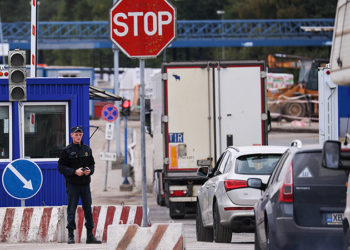 Латвия закрыла въезд для машин с российскими номерами