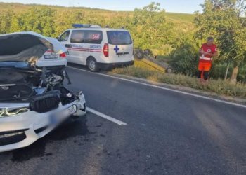 Momentul în care un tânăr de 18 ani intră cu BMW-ul într-un Ford: A încercat o depășire neregulamentară | VIDEO/FOTO