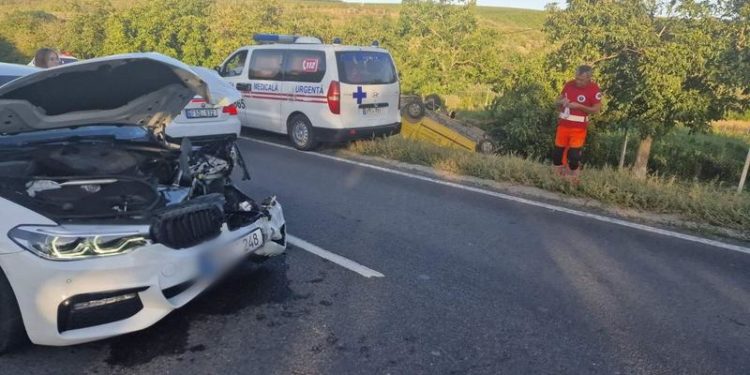 Momentul în care un tânăr de 18 ani intră cu BMW-ul într-un Ford: A încercat o depășire neregulamentară | VIDEO/FOTO
