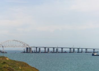 Минобороны РФ: Украинские морские дроны трижды за ночь пытались атаковать Крымский мост