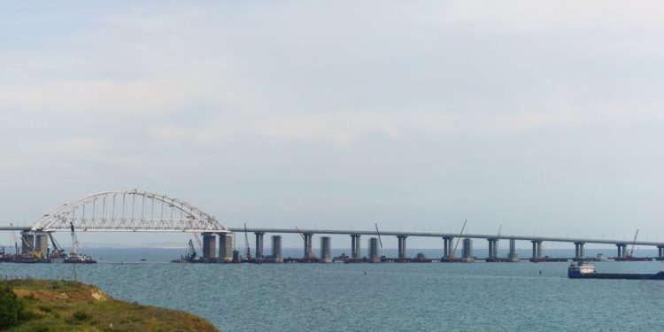 Минобороны РФ: Украинские морские дроны трижды за ночь пытались атаковать Крымский мост