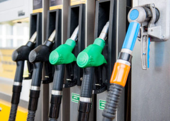 Prețurile carburanților o iau razna: Motorina se scumpește cu 17 bani