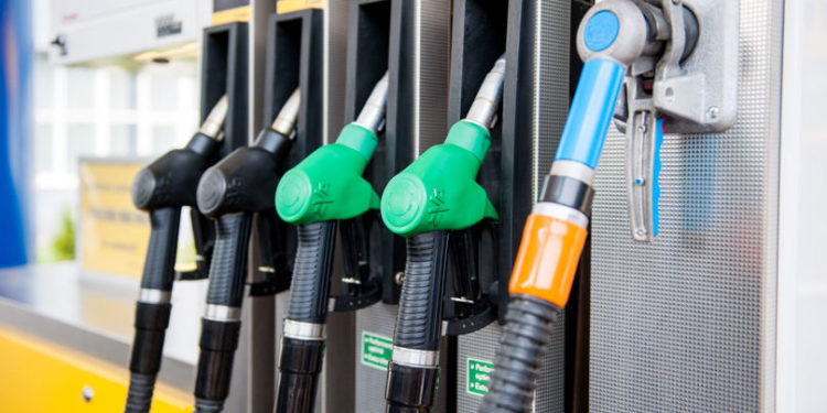 Prețurile carburanților o iau razna: Motorina se scumpește cu 17 bani