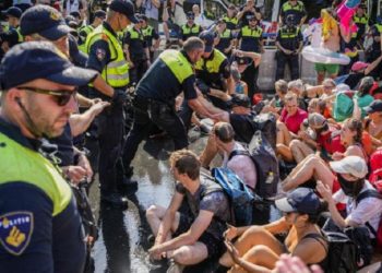 Poliţia olandeză a arestat circa 2.400 de persoane la un protest pentru climă la Haga