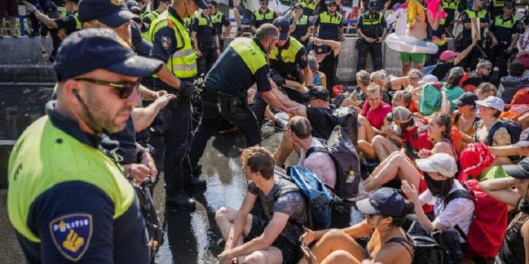 Poliţia olandeză a arestat circa 2.400 de persoane la un protest pentru climă la Haga