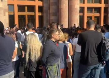 Протестующие в центре Еревана призывают штурмовать здание правительства