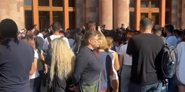 Протестующие в центре Еревана призывают штурмовать здание правительства