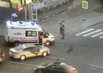 Un taximetru a lovit o persoană ce mergea pe o trotinetă electrică: Ambulanța, la fața locului