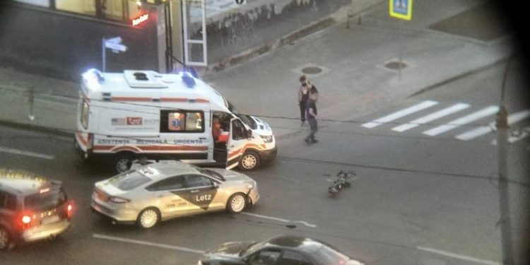 Un taximetru a lovit o persoană ce mergea pe o trotinetă electrică: Ambulanța, la fața locului