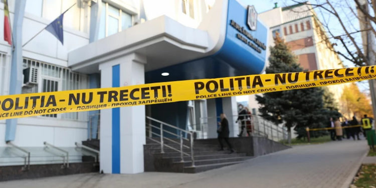 Poliția a deschis dosar penal în cazul alertei false cu bombă la Judecătoria Chișinău, sediul Buiucani. Suspectul nu a fost încă identificat | VIDEO