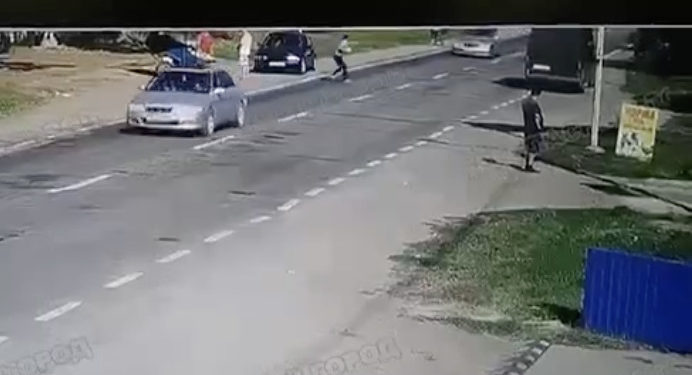 Traversarea neregulamentară a străzii i-a luat viața unui bărbat: cu pepenele verde în brațe, cumpărat de pe marginea drumului, a fost lovit de o mașină