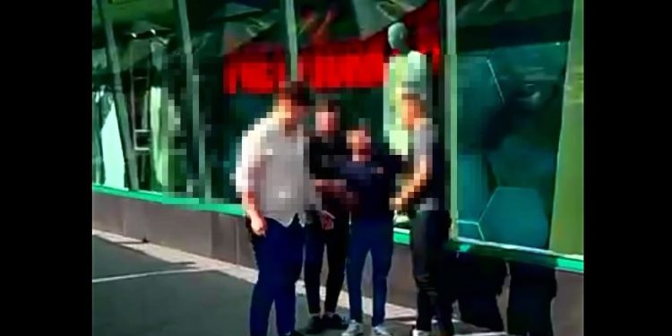 Încă un tik-toker a fost încătușat de polițiști: Tânărul, cunoscut în mediul online cu pseudonimul „Caras”, este cercetat penal fiind suspectat de îndemnul de a presta servicii sexuale online | VIDEO