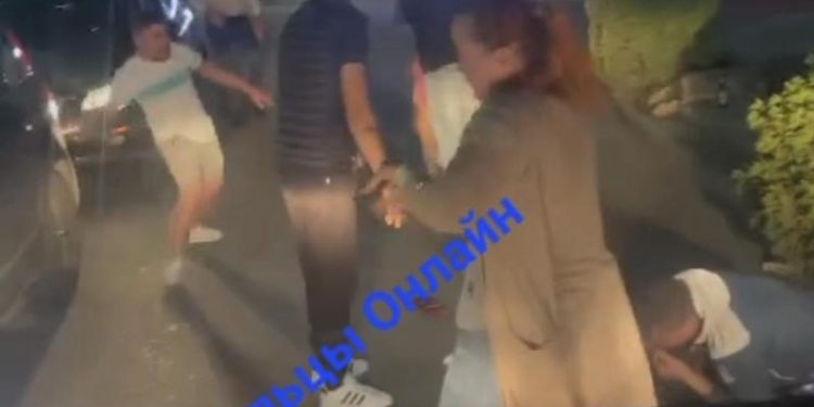 Bătaie cruntă la Bălți: Mai mulți tineri și-au împărțit pumni și picioare. Un bărbat, doborât la pământ