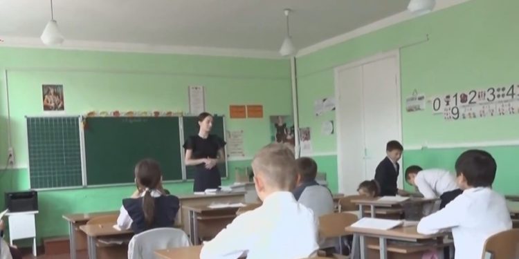 Criza de profesori, se simte tot mai acut în satele din țară. Cunoașteți povestea Danielei Bistrițchi, tânăra care s-a aventurat să rămână și să muncească la țară. Ce spune despre salariu, dar și cheltuieli | VIDEO