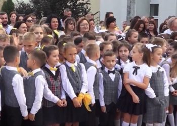 Elevii din Orhei au pășit în noul an de studii: Emoții mari au avut în această zi, elevii claselor întâi. La rândul său, profesorii le-au urat tuturor copiilor bun venit și succese mari în lumea cărții | VIDEO
