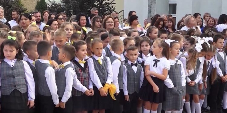 Elevii din Orhei au pășit în noul an de studii: Emoții mari au avut în această zi, elevii claselor întâi. La rândul său, profesorii le-au urat tuturor copiilor bun venit și succese mari în lumea cărții | VIDEO