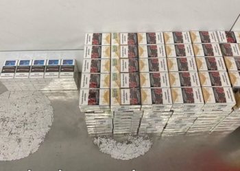 Și-a ticsit bagajul cu țigări și intenționa să le transporte ilegal în Marea Britanie: 320 de pachete, depistate la un moldovean