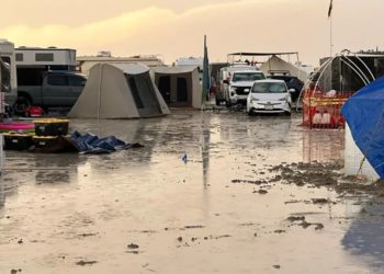 Десятки тысяч участников Burning Man застряли в пустыне Блэк-Рок из-за ливня
