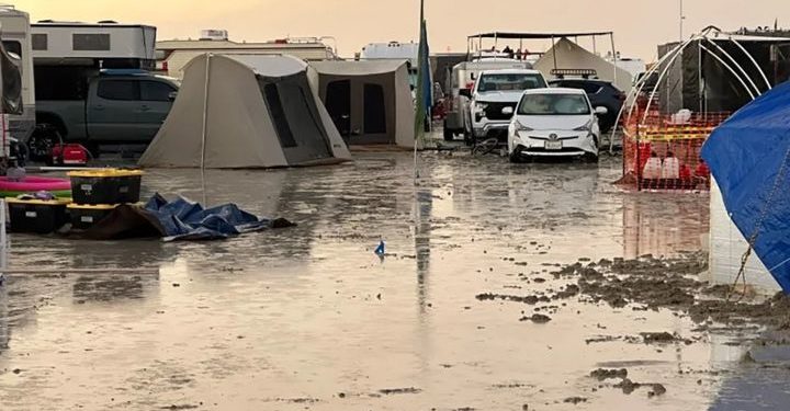 Десятки тысяч участников Burning Man застряли в пустыне Блэк-Рок из-за ливня